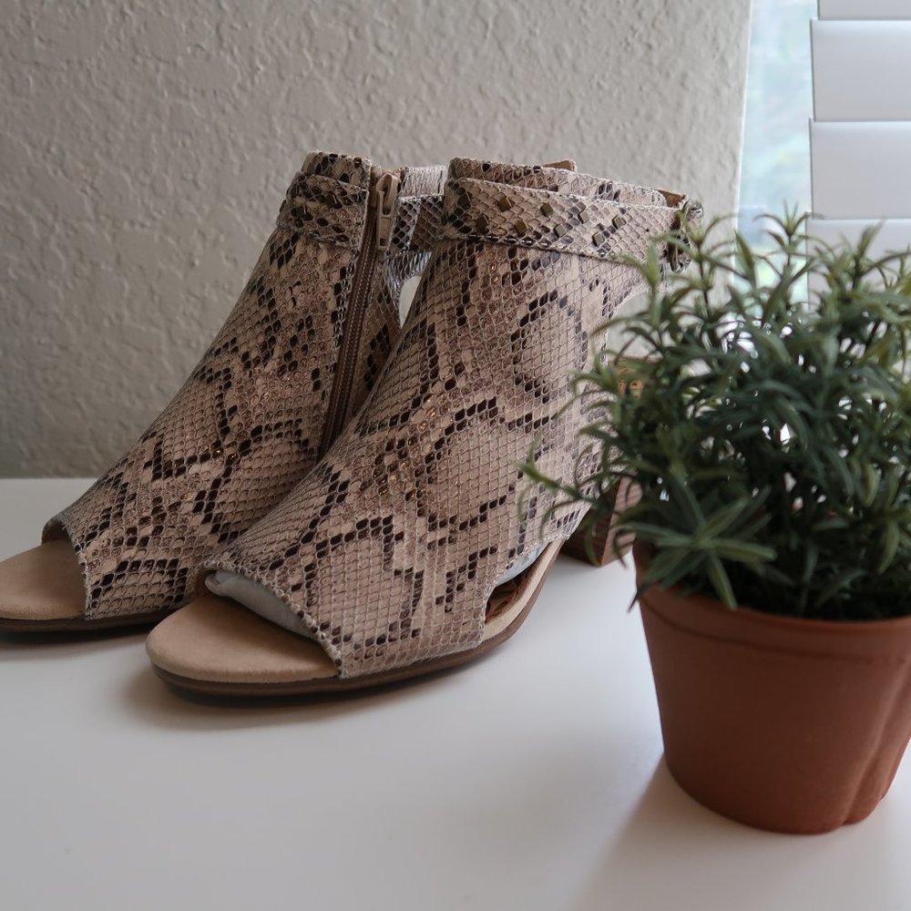BareTraps Snakeskin tan sandal heels Size 9.5M - Picture 2 of 11